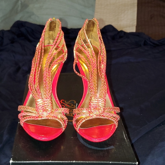 Carlos Santana Red and Gold "Glint" Shoe - Picture 2 of 8